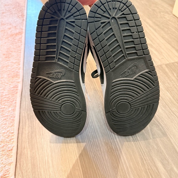 Women’s Air Jordan 1 Low SE ‘Homage’ Leather Sneakers - Picture 5 of 6